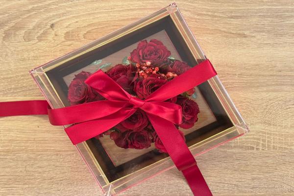 Transparent heart roses box
