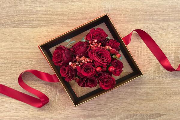 Transparent heart roses box